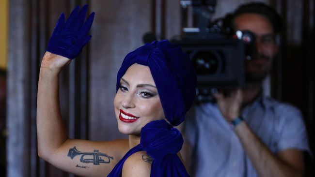 Lady Gaga baru saja memutuskan untuk 'mendua'. Sang Mother Monster membatalkan konsernya di Las Vegas untuk persiapan konser 'Joanne World Tour'.