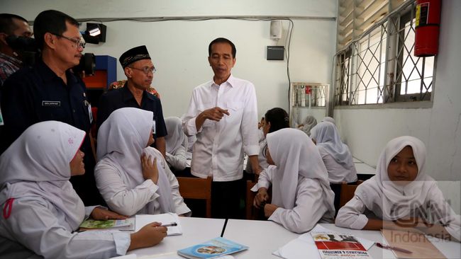 Alasan Jokowi Rajin Kunjungi Pesantren Presiden Joko Widodo sering kali menyempatkan diri berkunjung ke pesantren. Salah satu alasannya, pesantren merupakan tempat membangun karakter bangsa.
