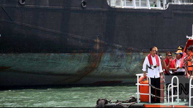 Presiden Jokowi mengancam akan mencopot menteri, direksi BUMN pelabuhan, hingga operator di lapangan yang tidak mampu mempersingkat dwelling time.