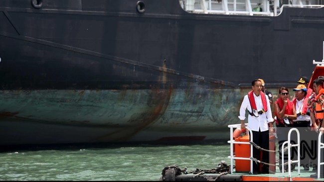 Target Dwelling Time Tak Tercapai, Jokowi Ngamuk di Pelabuhan Presiden Jokowi mengancam akan mencopot menteri, direksi BUMN pelabuhan, hingga operator di lapangan yang tidak mampu mempersingkat dwelling time.