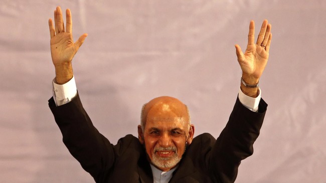 Afghanistan resmi punya presiden baru dengan pelantikan Ashraf Ghani, setelah sebelumnya mengalahkan rivalnya Abdullah Abdullah dalam pemilihan umum.