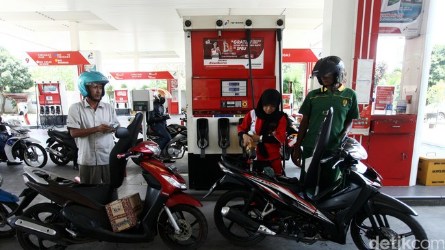 Pertamina menilai berkurangnya konsumsi BBM bersubsidi baru bisa terlihat pada tiga minggu setelah dinaikkan,