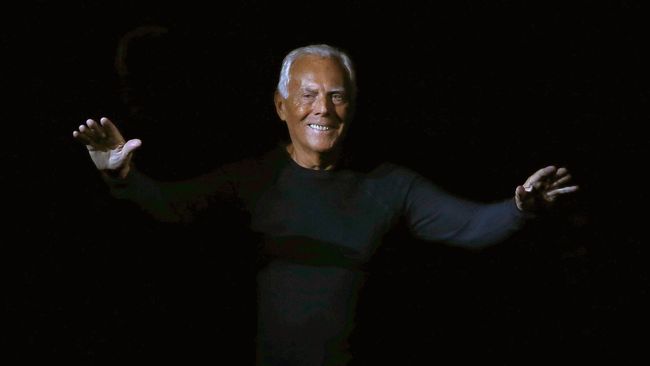 Giorgio Armani adalah desainer pertama yang memunculkan ide mendandani bintang film dengan gaun desainer untuk red carpet.