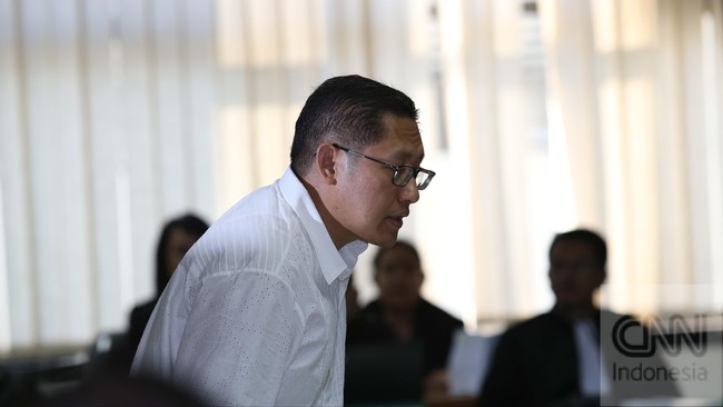 Hakim sidang Tipikor tidak mengindahkan harapan KPK untuk mencabut hak politik Anas. Hakim menyerahkan hak politik Anas kepada publik.