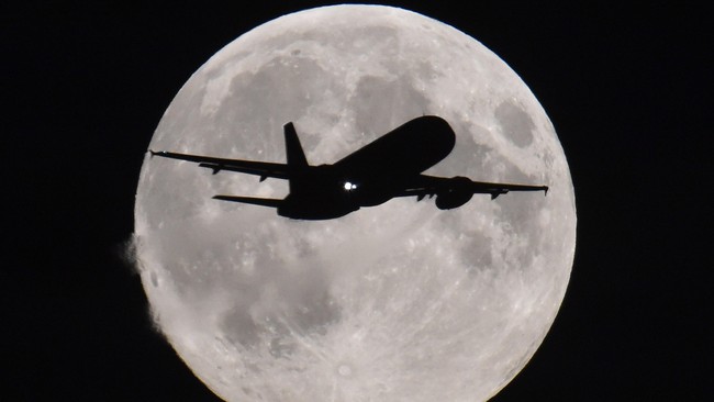 Pesawat Yutu mengungkap bulan memiliki sembilan lapisan batu yang berbeda di permukaannya. Diduga secara geologis area itu aktif selama 3,3 miliar tahun.