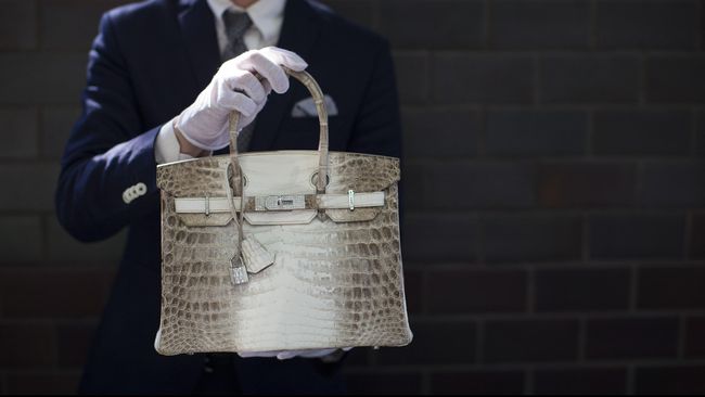 Penyanyi Inggris Jane Mallory Birkin gusar. Ia meminta perusahaan tas mewah Hermes untuk menghilangkan namanya dari salah satu tas produksi Hermes, birkin bag.