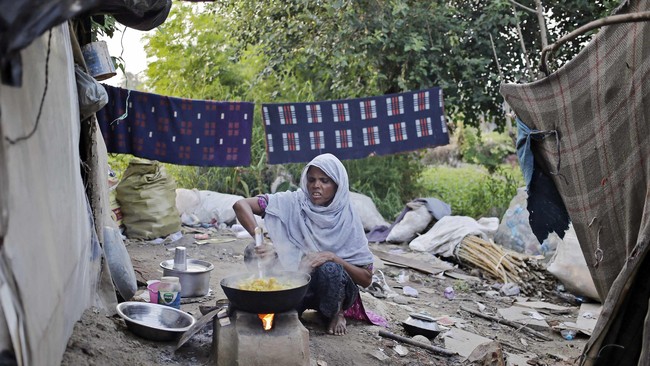 Terusir dari tanah kelahiran, terlantar di negeri orang. Dari tahun ke tahun, etnis Rohingya kerap mendapat perlakuan diskriminatif. Siapakah mereka?