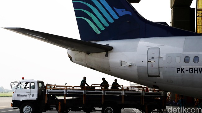 Nilai tukar rupiah terhadap dolar AS terus melemah dan memicu membengkaknya biaya operasional sejumlah perusahaan salah satunya Garuda Indonesia