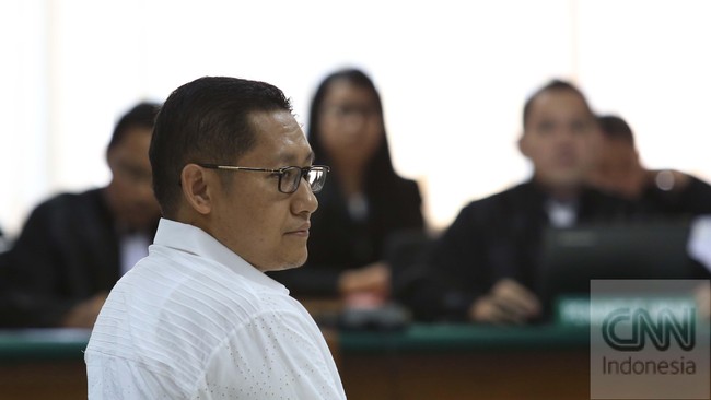 Menurut dua orang hakim KPK tak berhak mengadili tindak pidana pencucian uang bekas Ketua Umum Demokrat itu. Sedangkan tiga lainnya menganggap KPK berhak.