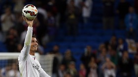 Ronaldo Bawa Pulang Bola Bersejarah