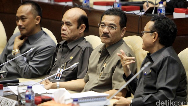 Apakah hak rakyat untuk memilih kepala daerahnya sendiri akan dicabut atau tidak? Pertarungan dua kubu di DPR lewat lobi dan voting berpuncak hari ini.
