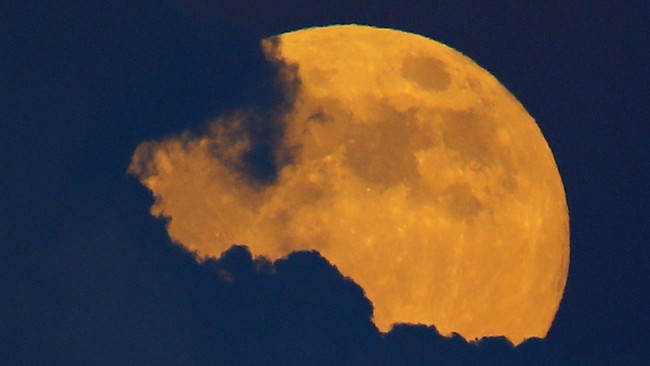Saat gerhana total bulan terlihat merah. Lantas, bagaimana pristiwa yang sering disebut sebagai Blood Moon bisa terjadi?