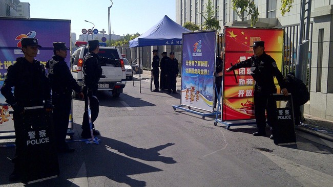 Polisi wanita di Xinjiang tewas setelah ditikam oleh dua pemuda bersepeda motor, dicurigai pemuda tersebut mengincar polwan yang merupakan warga Uighur.