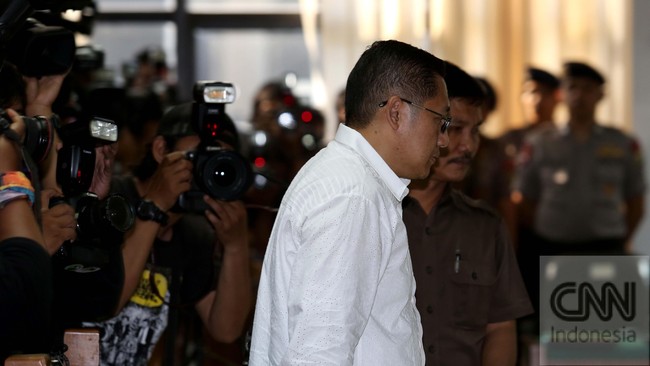 Usai memprotes kepala rumah tahanan, terpidana kasus korupsi, Anas Urbaningrum dan Akil Mochtar dilarang dijenguk keluarga oleh KPK.