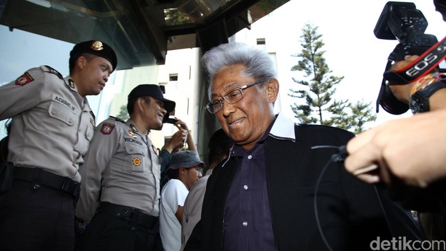 Menurut kuasa hukum Anas, sejarah panjang Anas dengan Adnan Buyung sudah terjadi sejak Anas masih menjadi komisioner di Komisi Pemilihan Umum.
