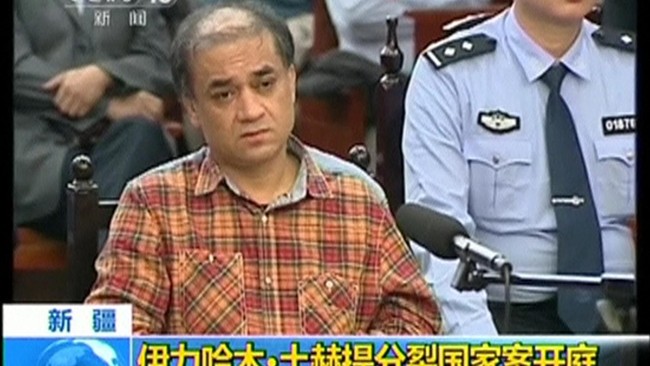 Pengadilan Tiongkok menjatuhkan hukuman penjara pada tujuh mahasiwa yang membantu mengelola situs milik cendekiawan Uighur yang mendukung hak suku ini.
