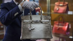 Tas Hermes Berhias Lukisan Indonesia Dilelang Rp300 Juta