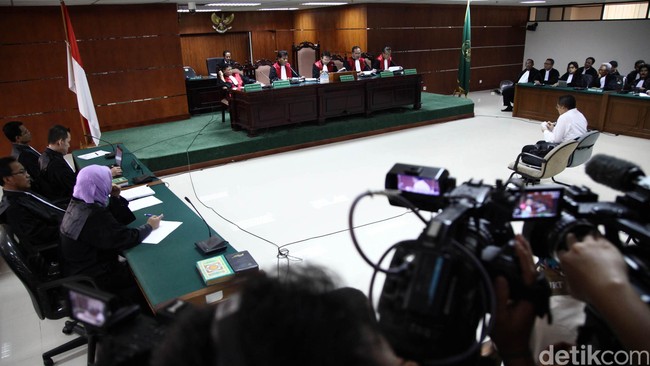Hakim Pengadilan Tipikor menghukum bekas Kepala Badan Pengawasan Perdagangan Berjangka Komoditi Syahrul Raja Sempurnajaya, delapan tahun penjara.
