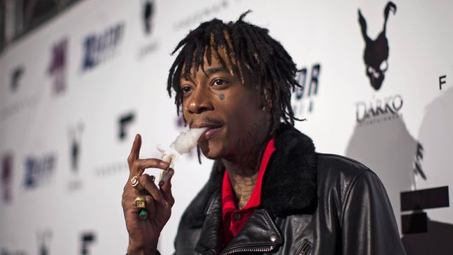 Setelah berurusan dengan petugas keamanan bandara, kini Wiz Khalifa bakal dipanggil pengadilan karena pipis sembarangan di belakang sebuah bar.