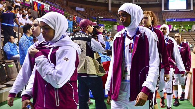 Tim basket putri Qatar menolak bertanding setelah mereka diminta untuk melepaskan hijabnya. Aturan basket menyaratkan atlet tak boleh kenakan hijab.