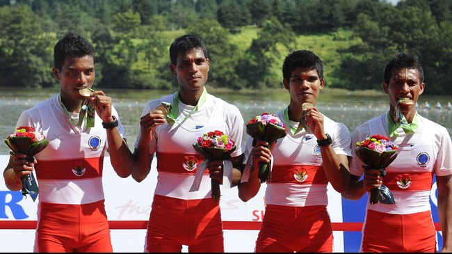 Tim Dayung Putra Indonesia kalahkan tuan rumah Korea Selatan dan meraih medali emas di bawah&nbsp;Tiongkok dan Hong Kong di ASIAN Games Incheon&nbsp;(25/9)