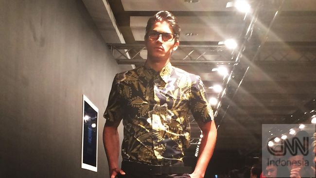 Ada cara-cara khusus agar batik yang elegan bisa tampil menarik dan bergaya. Inilah yang dilakukan Era Sukamto dengan desain batik karya Iwan Tirta.