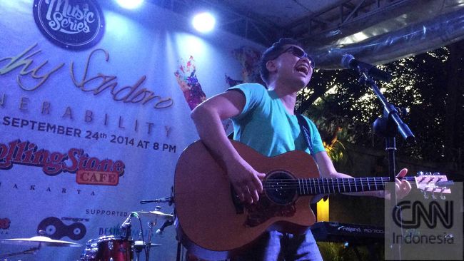 Bukan Indonesia yang memiliki hak cipta atas lagu-lagu Sandhy Sondoro. Ia justru mendaftarkannya ke Jerman, karena menurut Sandhy mereka lebih melindungi.