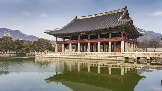 Di Negeri Ginseng wisatawan juga dapat belajar serta mengagumi keindahan dan eksotisme budaya Korea Selatan di masa lampau.