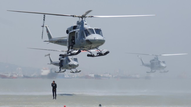 Helikopter milik Tentara Nasional Indonesia Angkatan Darat jatuh di Kasiguncu Kecamatan Poso Pesisir, Sulawesi Tengah, mengangkut 13 orang perwira.