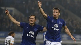 Leighton Baines Cedera Aneh, Martinez Merana
