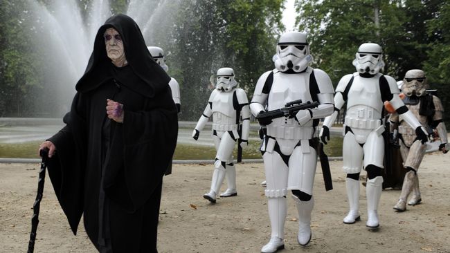 Bintang Star Wars: Episode VII,&nbsp; Oscar Isaac telah mengungkapkan bahwa ada ratusan Stormtroopers pada set film JJ Abrams, menyiratkan Empire akan kembali berulah lagi.