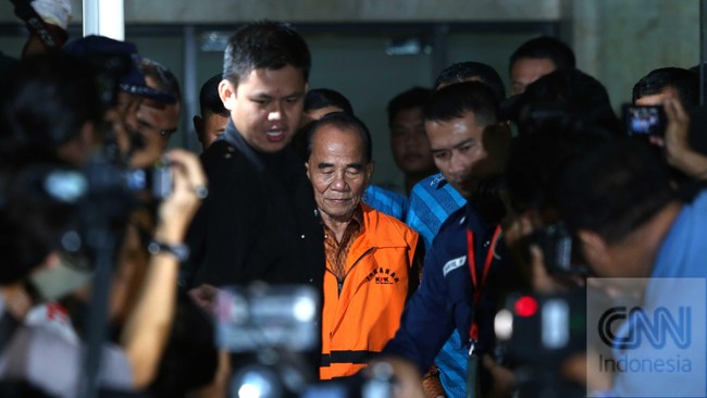 KPK terus memproses penyidikan dugaan korupsi oleh Gubernur Riau nonaktif Annas Maamun. Hari ini giliran politisi Partai Demokrat diminta bersaksi untuk Annas.
