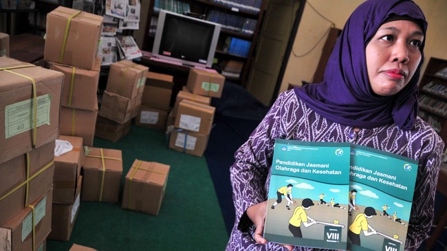 Tak satupun dari 21 SMA dan 14 SMK di Kabupaten Ende, Nusa Tenggara Timur, yang sudah menerima buku pelajaran Kurikulum 2013.