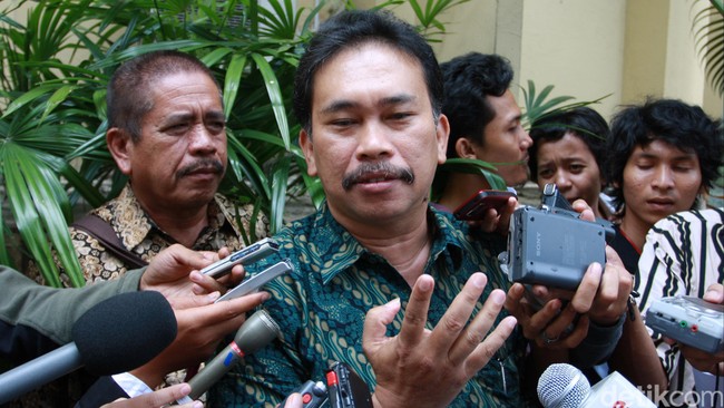 Setelah diperiksa sekitar enam jam oleh Komisi Pemberantasan Korupsi, Bupati Tapanuli Tengah, Bonaran Situmeang akhirnya ditahan di penjara Guntur, Jakarta.