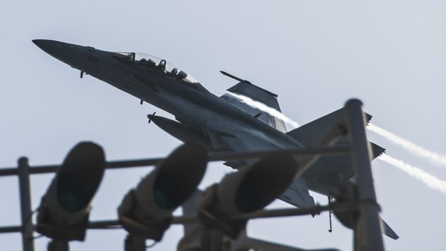 Sebuah serangan udara yang diduga berasal dari jet temput Perancis menghancurkan kamp pelatihan ISIS, dan menewaskan 30 orang militannya.