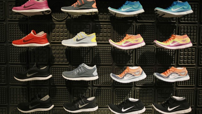 Tim desainer Nike siap meluncurkan sepatu yang talinya dapat mengencang secara otomatis di tahun ini, seperti digambarkan dalam film "Back to the Future II."