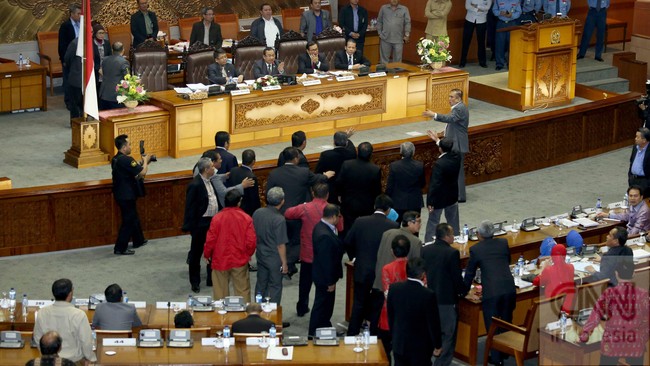DPR akhirnya memutuskan pemilihan kepala daerah dikembalikan kepada DPRD, seperti era Orde Baru. PDI Perjuangan kecewa bukan main.