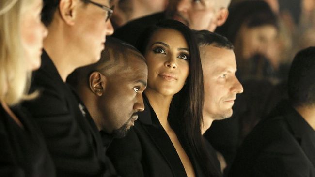 Kanye menceritakan banyak gambar dan lukisan kuno yang berlatar istana dan kastil tak pernah terlihat orang tersenyum.