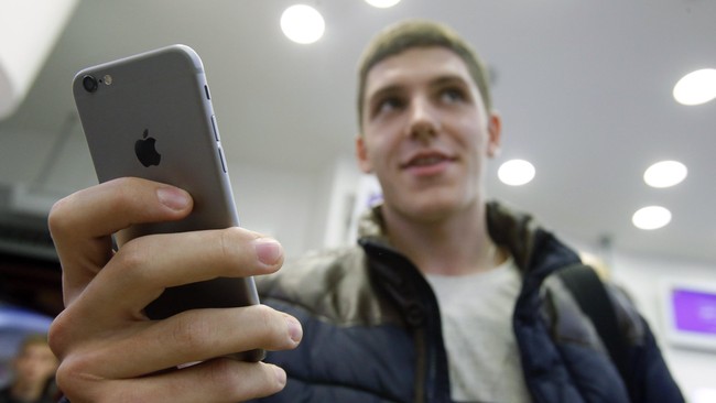 Rekor mengetik cepat menggunakan Samsung Galaxy S4 akhirnya dipecahkan oleh pengguna yang memakai Apple iPhone 6 Plus.