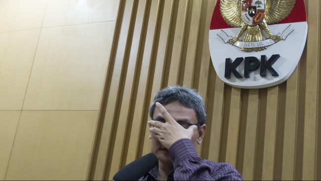 Usia Komisi Pemberantasan Korupsi tinggal 12 tahun. Itu jika draf revisi UU KPK yang diinisiasi DPR disetujui pemerintah dan disahkan menjadi UU KPK yang baru.
