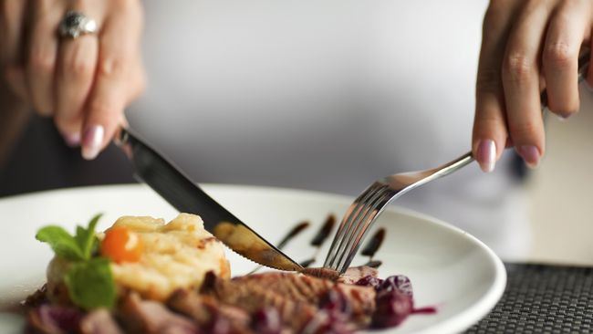 Ketika makan di luar rumah, orang cenderung berlebihan. Pilihan menu yang beragam membuat kebanyakan orang terlena dan tak acuh dengan apa yang disantapnya.