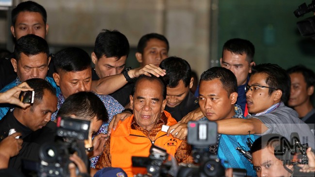 KPK hari ini kembali memanggil Gubernur non aktif Anas Maamun dan Gulat Medali Emas Manurung sebagai tersangka dugaan korupsi suap alih fungsi hutan di Riau.
