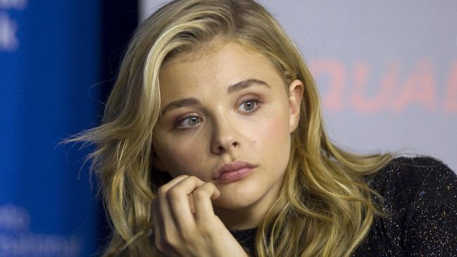 Chloe ingin menjalani hubungan yang lebih serius dengan Brooklyn, yang sebaliknya merasa kalau mereka belum membutuhkan hal tersebut.