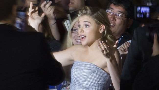 Aktris muda Chloe Moretz tepergok sedang bermesraan dengan anak dari pesepakbola David Beckham, Brooklyn. Mereka terlihat keluar dari hotel di London.