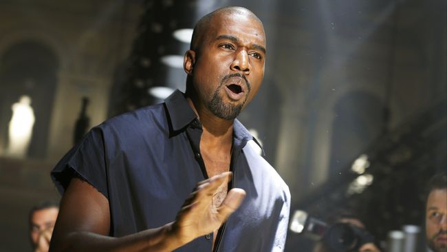 Saat mendiskusikan tentang kematian guru fesyennya Louise Wilson, tiba-tiba Kanye West meneteskan air mata.