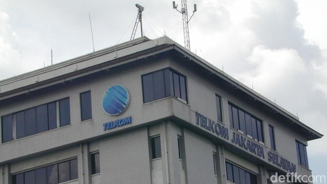 Ekonom Hendri Saparini dan Politisi PDI Perjuangan Dolfie Othniel Frederic Palit masuk dalam jajaran komisaris PT Telekomunikasi Indonesia Tbk.