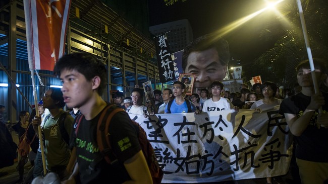 Senin pagi ini massa masih menyemut di pusat kota Hong Kong, berjanji akan melanjutkan aksi sampai tuntutan demokratisasi mereka terpenuhi.