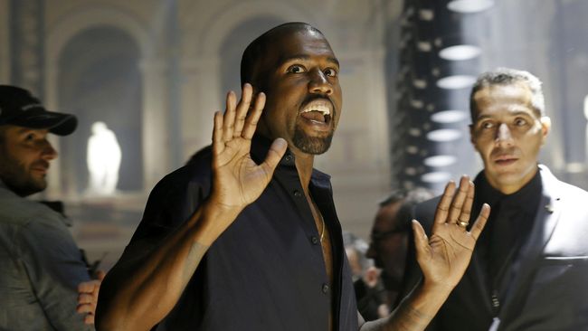 Paul McCartney memainkan keyboard dan Kanye West menyanyikan lagu berlirik menyentuh. Ode bagi perempuan-perempuan hebat dalam hidupnya.