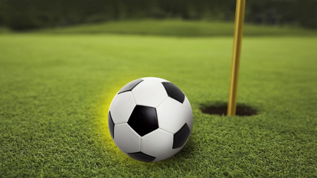Kemeriahan sepakbola tak hanya bisa dihadirkan di lapangan bola, tapi juga lapangan golf! Olahraga yang dikenal dengan footgolf ini makin dikenal di dunia.
