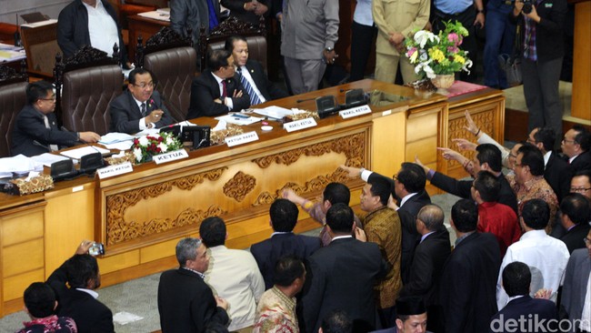 DPR dan DPRD hanya memiliki tiga fungsi utama. Fungsi legislasi, anggaran, dan pengawasan.